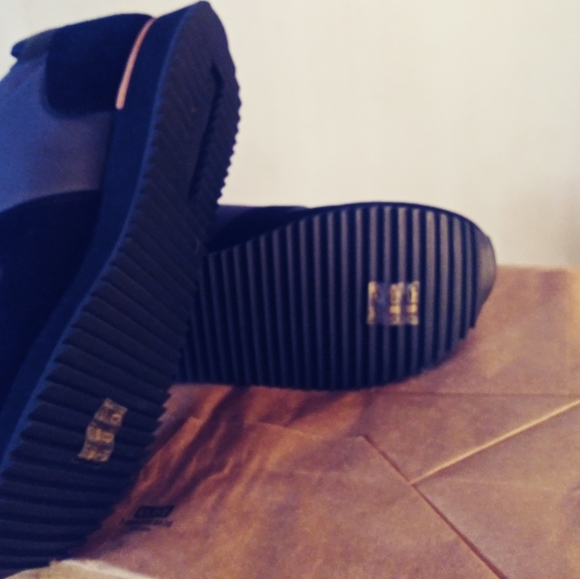 Sneakers - Picture 3 of 3